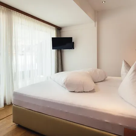 Schneeweiss Lifestyle - - Living Serfaus